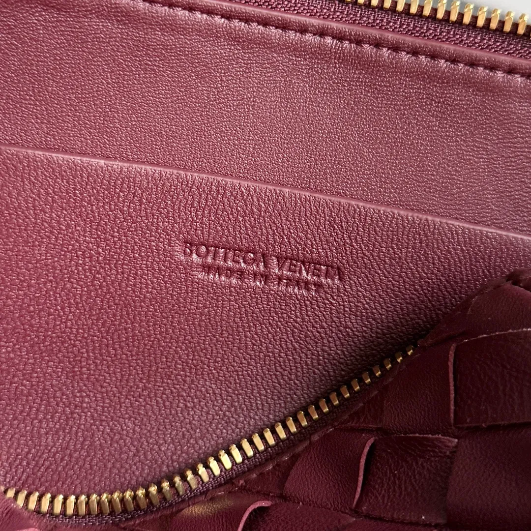 Batch 1260 BV new mini bag ceiling Bottegaveneta new Concert Pouch bag is small and has a large capacity. It can hold a Pro max mobile phone. The shoulder strap is adjustable for cross-body carry. It is very cost-effective when carried on one shoulder. The latest small bag in autumn has a lot of capacity. It can hold 4 short clips. I also tried it and it can hold one of my fists. It is cute, the capacity is touching and the length of the shoulder strap is adjustable for daily commuting. Full score 10 #bv woven bag Style number: 794258 Size: 18.5*11.5*8.5cm